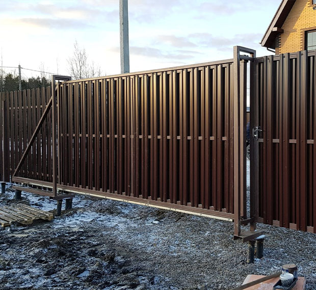 Винтовые сваи для ворот и калиток в Валдае