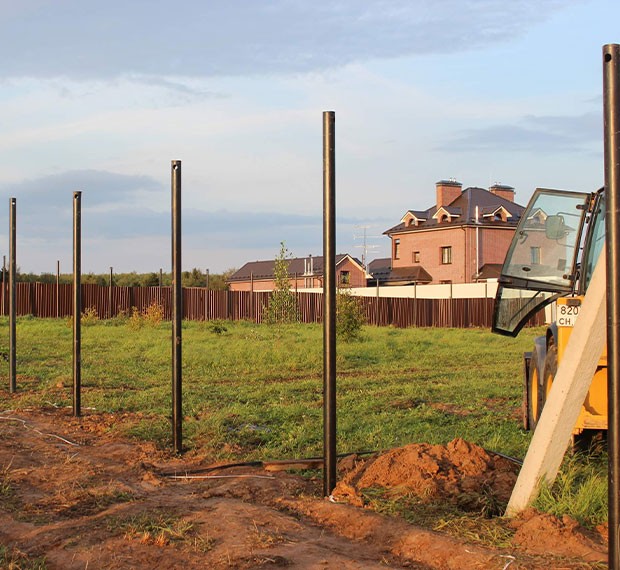 Винтовые сваи для забора в Валдае