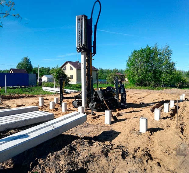 Монтаж фундамента на забивных сваях в Валдае